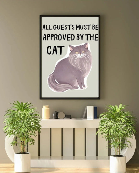 Gri tüylü kedi illüstrasyonu ve "All Guests Must Be Approved By The Cat" yazı detayı sanatsal baskı