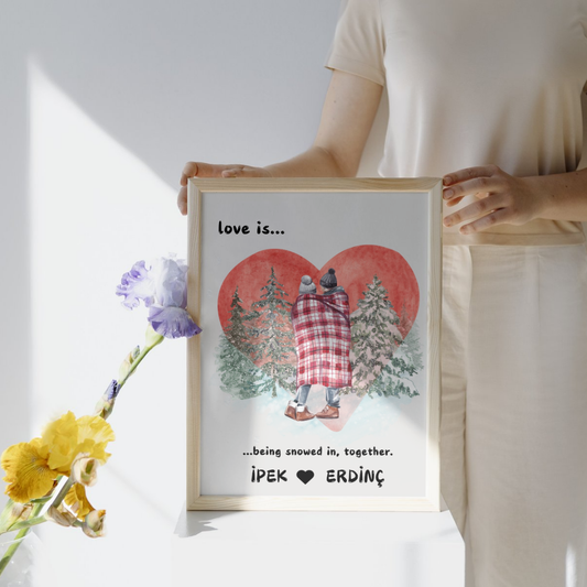 Karlı çam ağaçları ve battaniyeye sarılı çift illüstrasyonu içeren kişiselleştirilmiş kış posteri detay çekimi