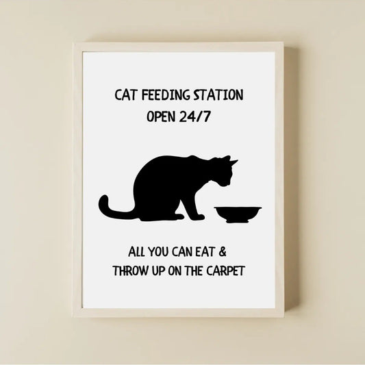 Siyah kedi silueti, mama kabı illüstrasyonu ve esprili yazı detayı içeren poster çekimi