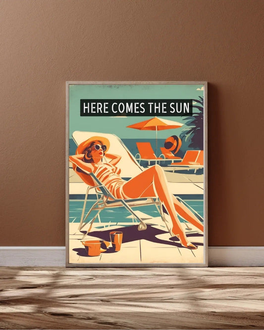 Havuz başında güneşlenen kadın illüstrasyonu ve Here Comes The Sun yazılı sanatsal baskı detay çekimi