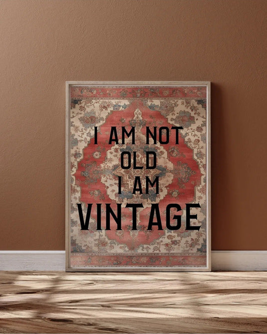 Halı desenli vintage poster üzerindeki renk detayları ve sanatsal doku görünümü