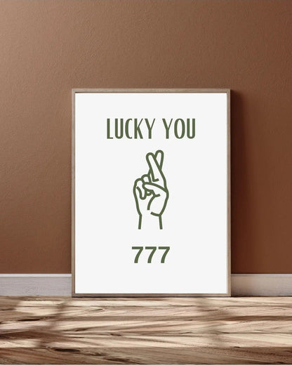 Minimalist yeşil fontlu Lucky You 777 ve şans eli illüstrasyonu detay çekimi
