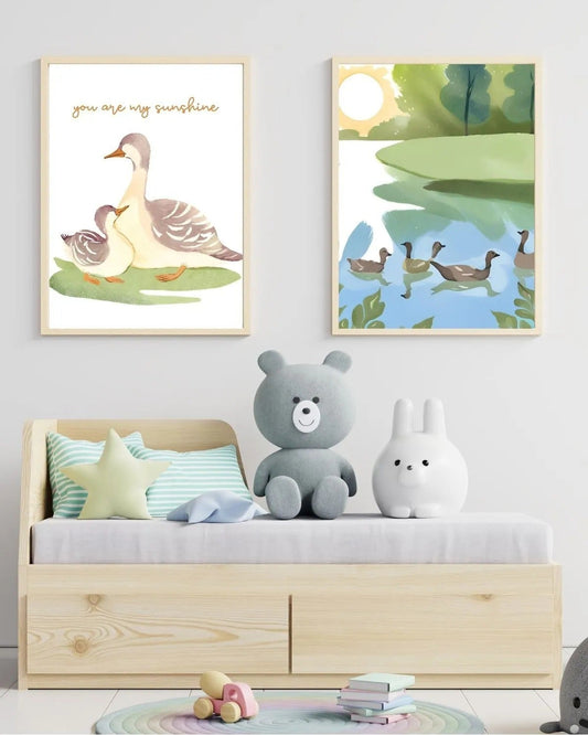 You are my sunshine" altın rengi yazılı anne ve bebek ördek suluboya illüstrasyonu detay çekimi