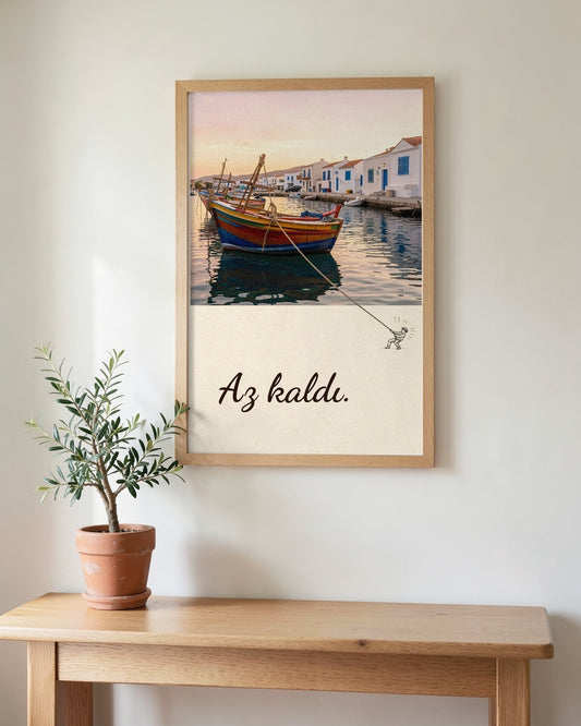 Ahşap çerçeveli Az kaldı posteri, altında saksıda zeytin fidanı olan ahşap konsolun üstünde asılı