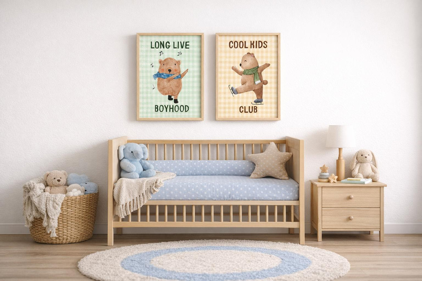 Bebek odası duvarında asılı, ayıcık figürlü "Cool Kids" ve "Boyhood" ikili çerçeveli tablo seti.