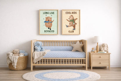 Bebek odası duvarında asılı, ayıcık figürlü "Cool Kids" ve "Boyhood" ikili çerçeveli tablo seti.