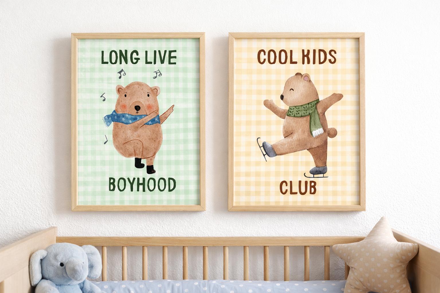 Buz pateni yapan sevimli ayıcık figürlü, sarı pötikare desenli çocuk odası tablosu.