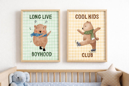 Buz pateni yapan sevimli ayıcık figürlü, sarı pötikare desenli çocuk odası tablosu.