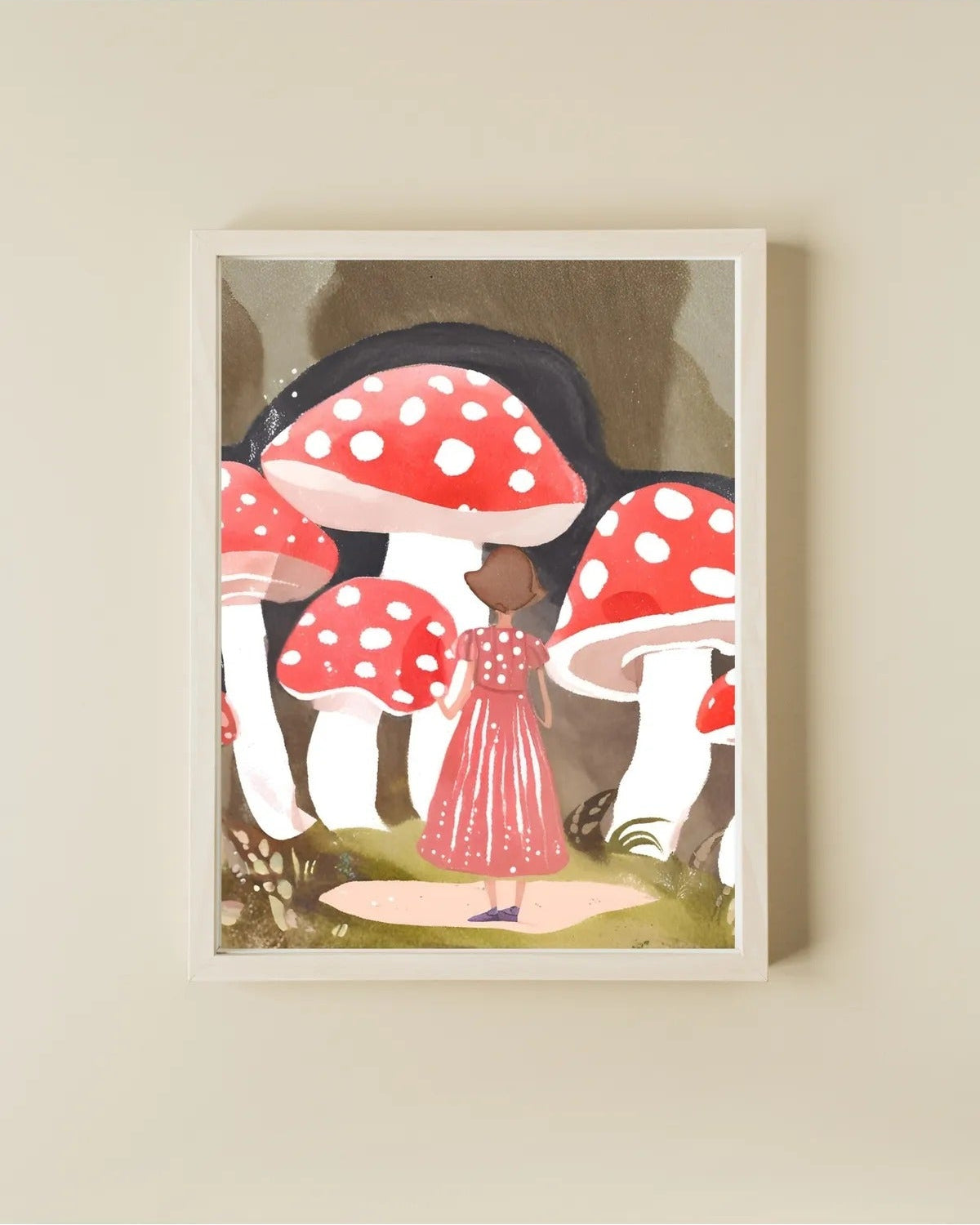 Dev kırmızı mantarlar arasında duran kız illüstrasyonu sanatsal baskı detay çekimi