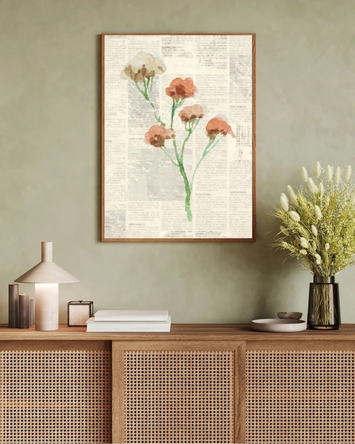 Vintage gazete dokusu üzerinde suluboya çiçek desenleri ve sanatsal baskı detay çekimi