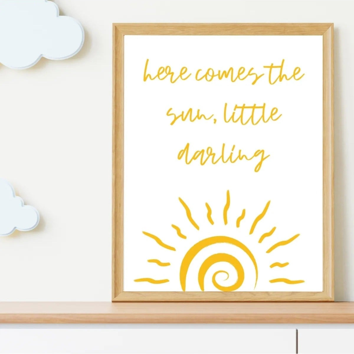 SÜMER Art Decoration "Here comes the sun" yazılı güneş temalı kişiselleştirilmiş çocuk odası posteri