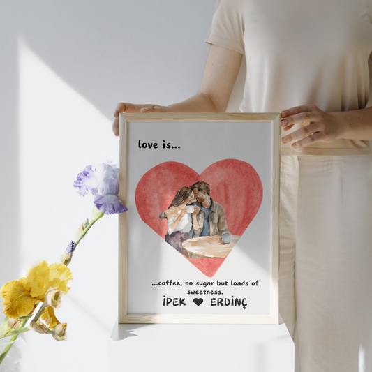 Birbirine bakan kahve içen çift illüstrasyonu ve "Loads of sweetness" yazılı kişiselleştirilmiş poster detay çekimi