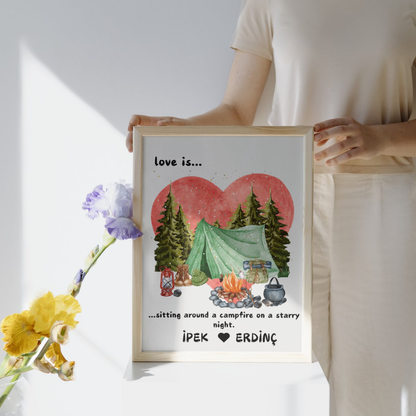 Yıldızlı gece, kamp ateşi ve çadır illüstrasyonu içeren kişiselleştirilmiş kamp posteri detay çekimi