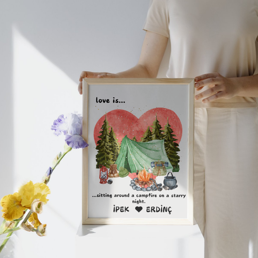 Yıldızlı gece, kamp ateşi ve çadır illüstrasyonu içeren kişiselleştirilmiş kamp posteri detay çekimi