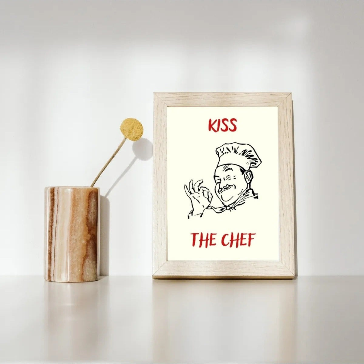 SÜMER Art Decoration "Kiss the chef" yazılı esprili mutfak ve yemek odası posteri ana görseli