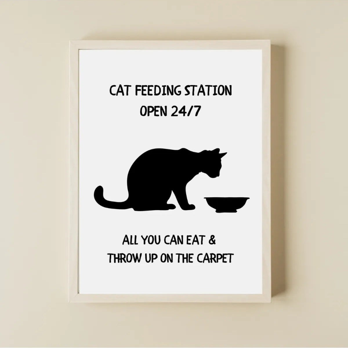 Siyah kedi silueti, mama kabı illüstrasyonu ve esprili yazı detayı içeren poster çekimi