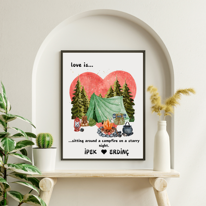SÜMER Art Decoration "Love Is..." kamp temalı kişiselleştirilmiş isimli poster tablo ana görseli