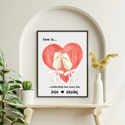 SÜMER Art Decoration "Love Is..." kişiselleştirilmiş isimli şampanya kadehli poster ana görseli