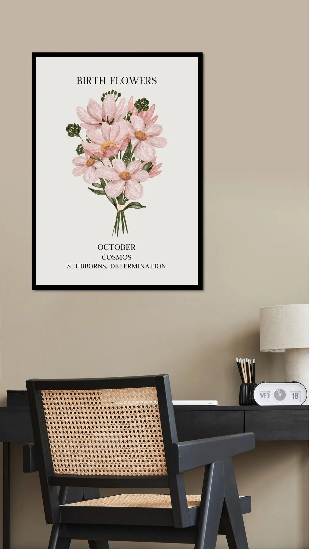 Modern bir yatak odası veya antre dekorasyonunda çerçeveli Ekim ayı doğum çiçeği posteri kullanım örneği