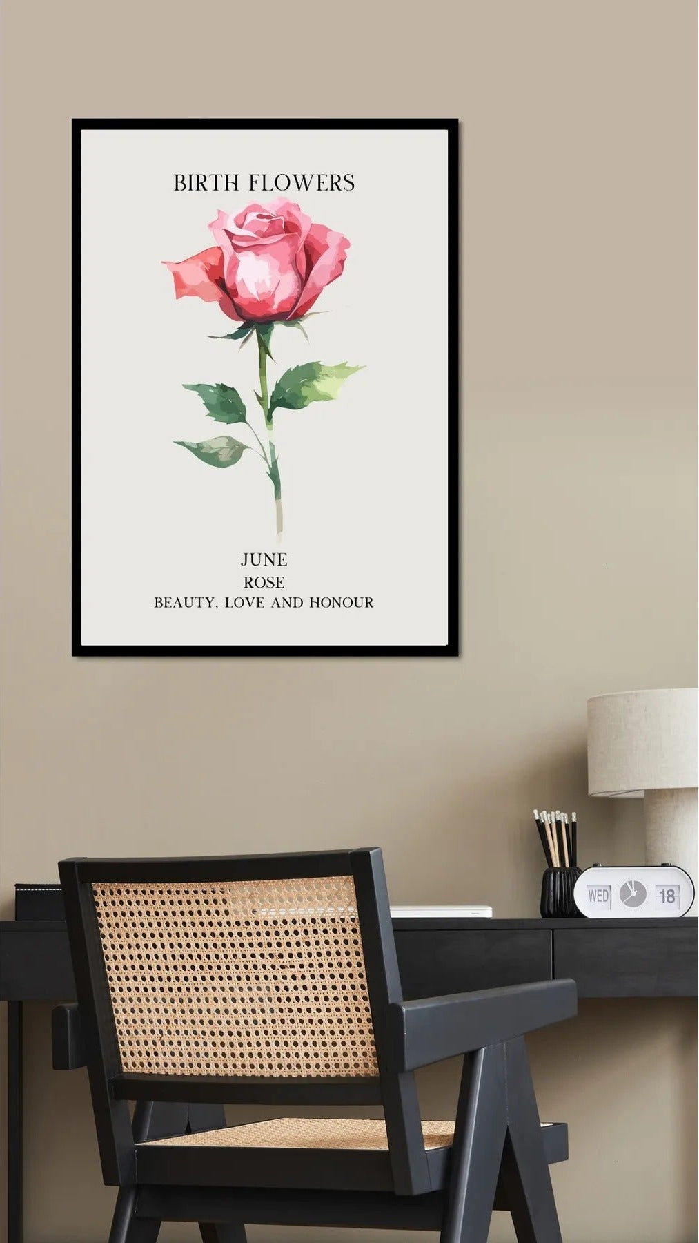 Modern bir yatak odası veya makyaj masası dekorasyonunda çerçeveli Haziran ayı doğum çiçeği posteri kullanım örneği