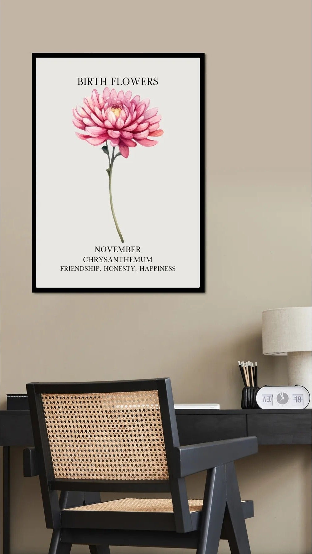 Modern bir oturma odası veya antre dekorasyonunda çerçeveli Kasım ayı doğum çiçeği posteri kullanım örneği
