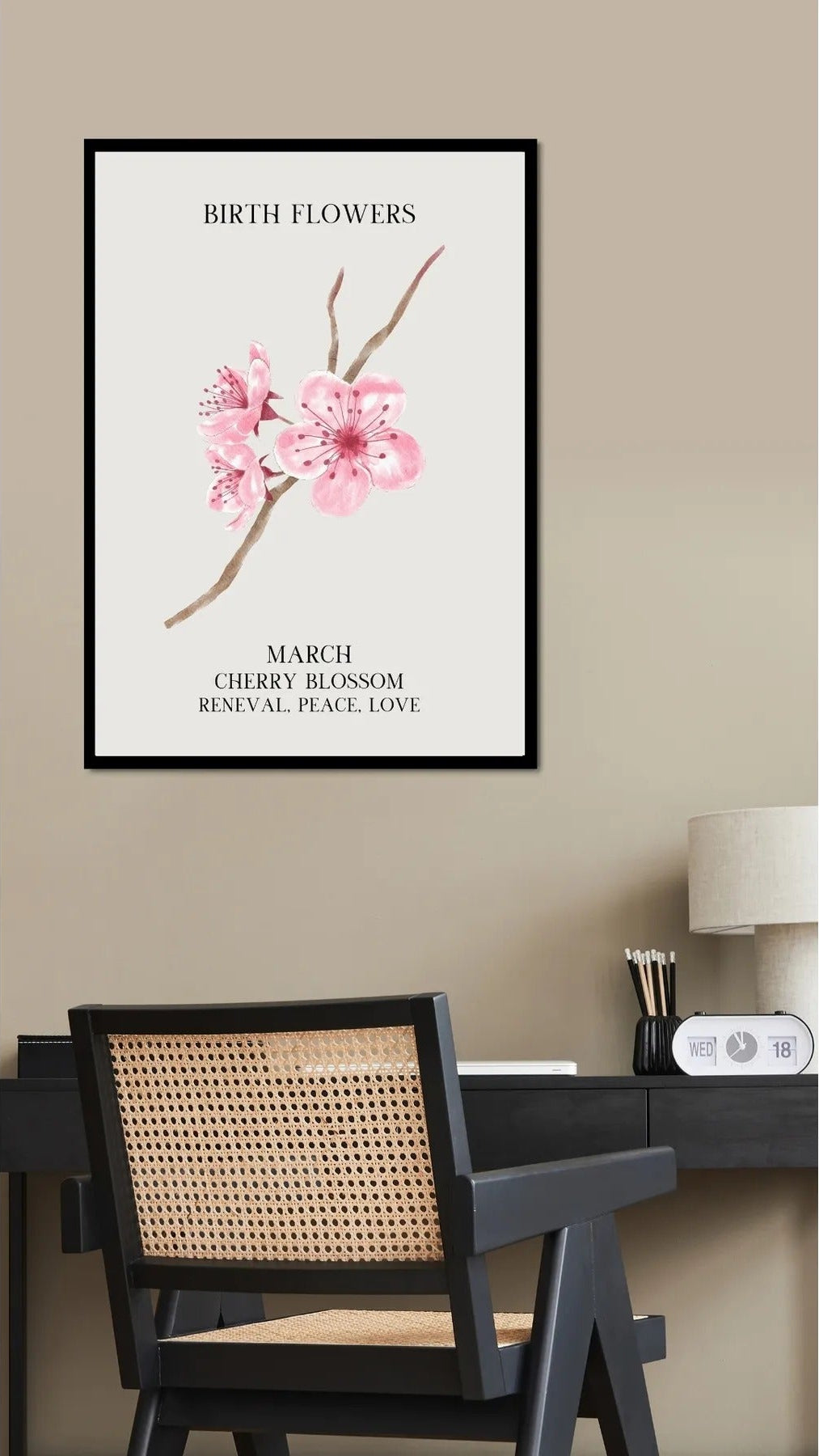Modern bir çalışma masası veya salon dekorasyonunda çerçeveli Mart ayı doğum çiçeği posteri kullanım örneği