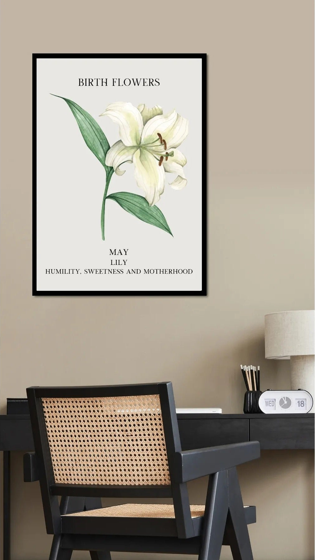 Modern bir yatak odası veya çocuk odası dekorasyonunda çerçeveli Mayıs ayı doğum çiçeği posteri kullanım örneği