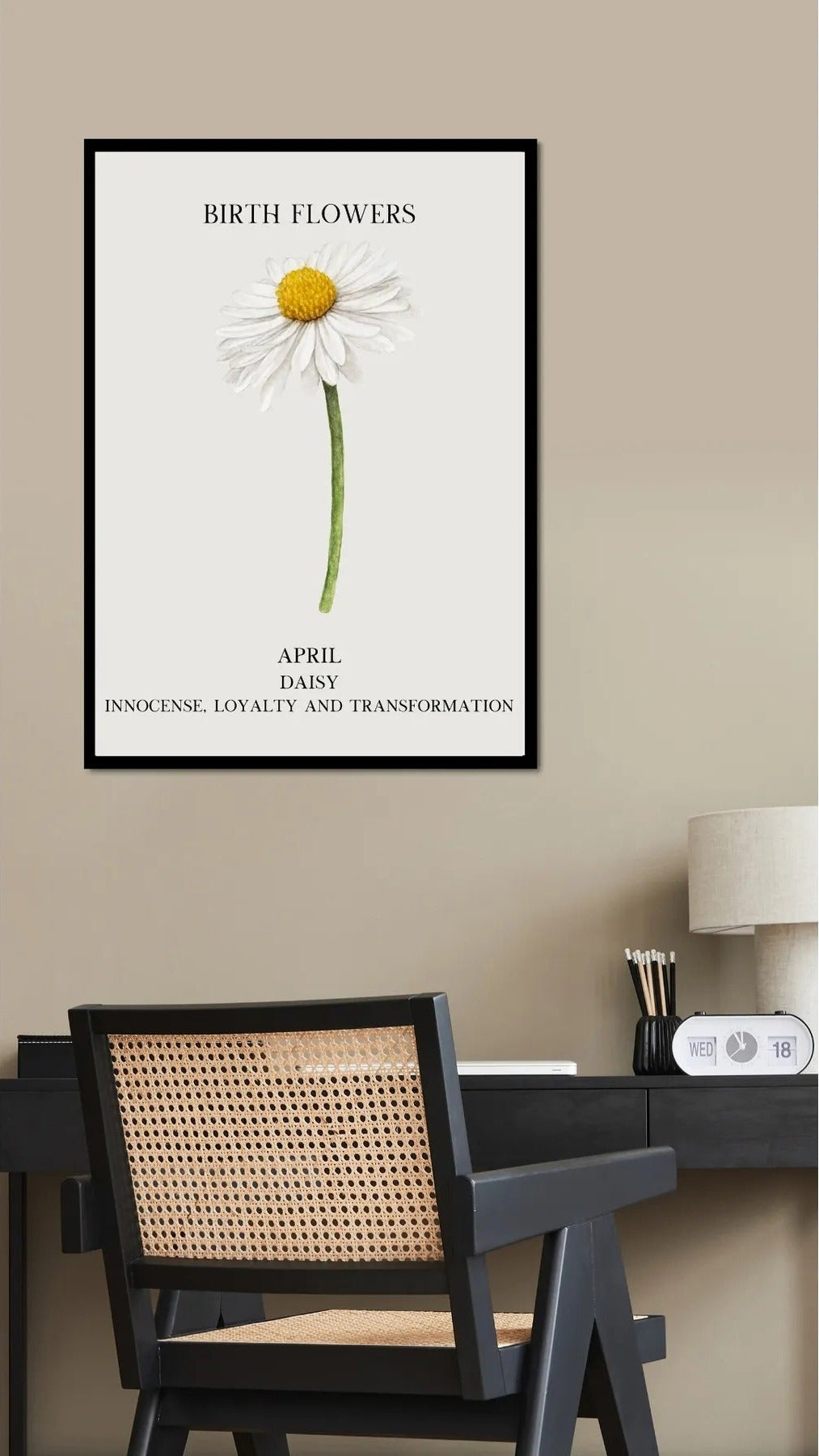 Modern bir mutfak veya antre dekorasyonunda çerçeveli Nisan ayı doğum çiçeği posteri kullanım örneği