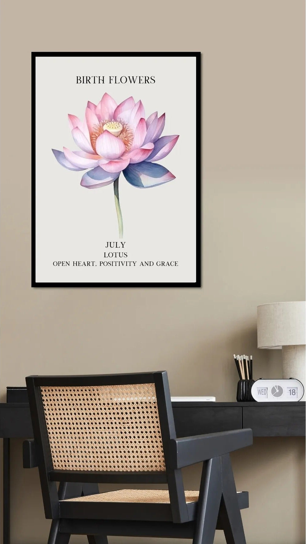 Modern bir yoga odası veya yatak odası dekorasyonunda çerçeveli Temmuz ayı doğum çiçeği posteri kullanım örneği