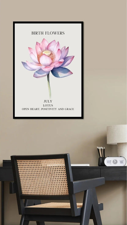 Modern bir yoga odası veya yatak odası dekorasyonunda çerçeveli Temmuz ayı doğum çiçeği posteri kullanım örneği