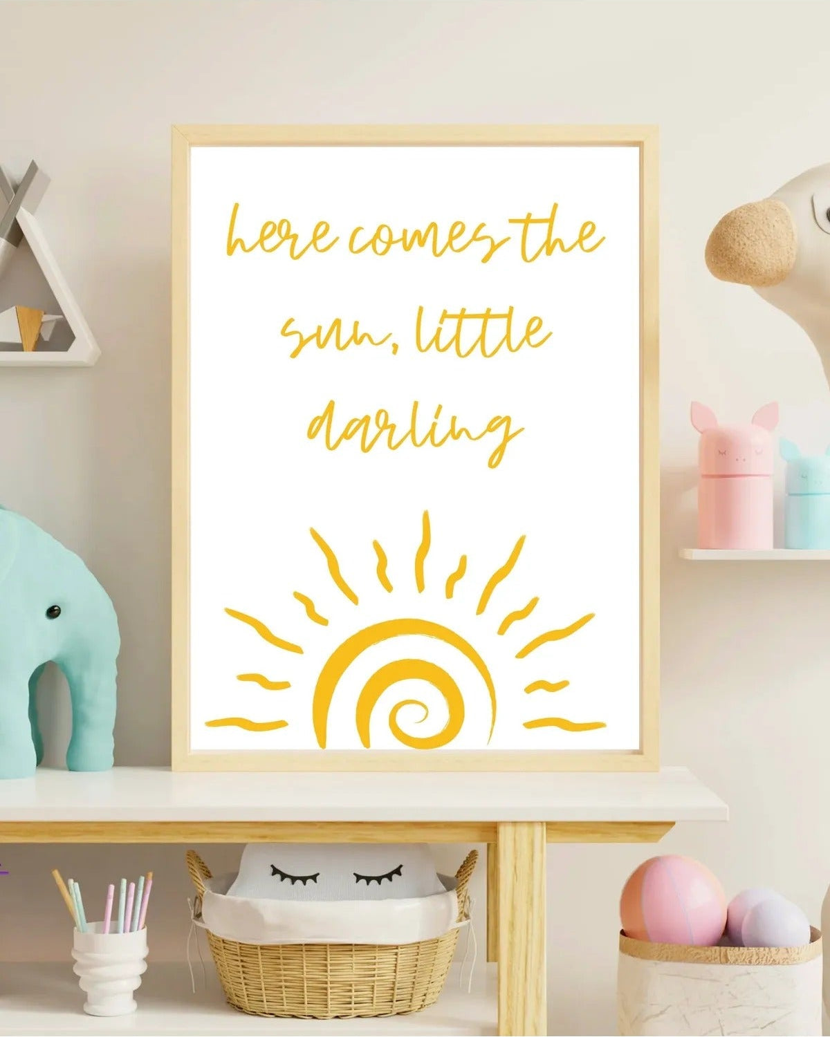 Sarı güneş illüstrasyonu ve "Little darling" yazılı modern tipografi poster detay çekimi