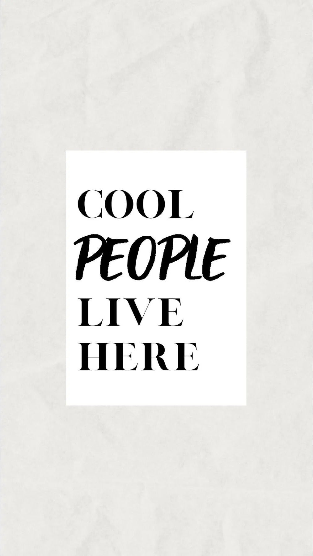 Siyah beyaz modern tipografi ve sanatsal yazı stili içeren poster detay çekimi