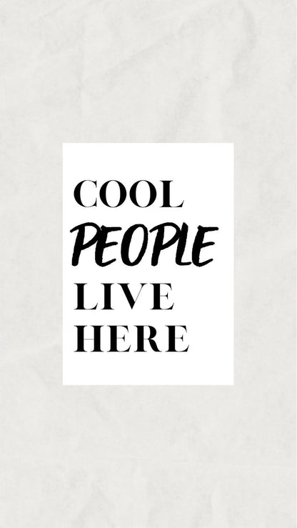 Siyah beyaz modern tipografi ve sanatsal yazı stili içeren poster detay çekimi