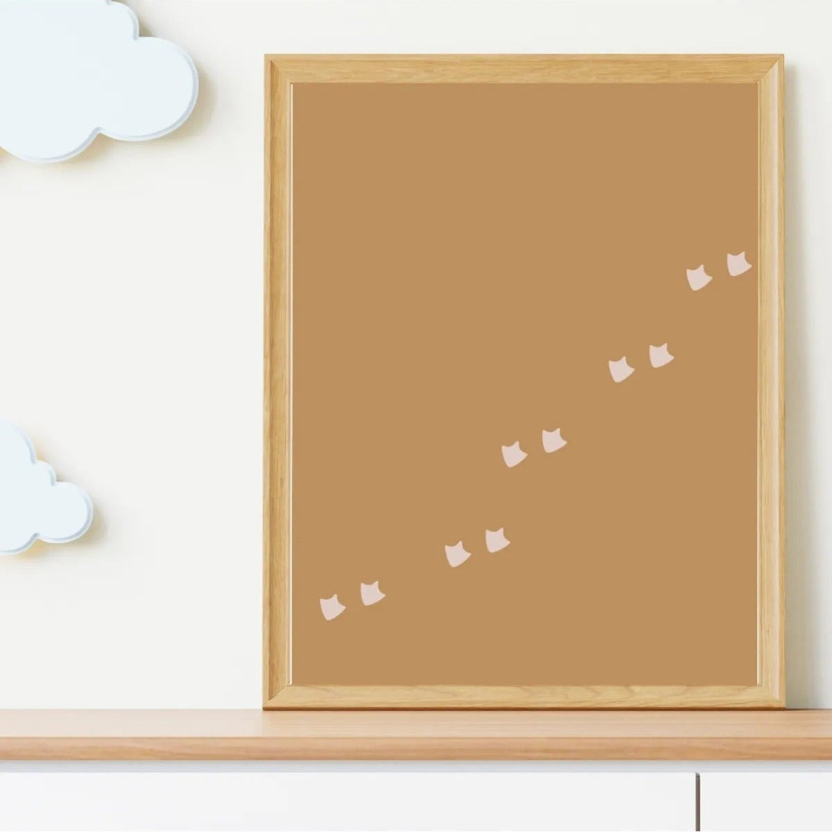 Minimalist bebek odası dekorasyonu için ördek figürlü ve yazılı çerçeveli 2'li poster kullanım örneği