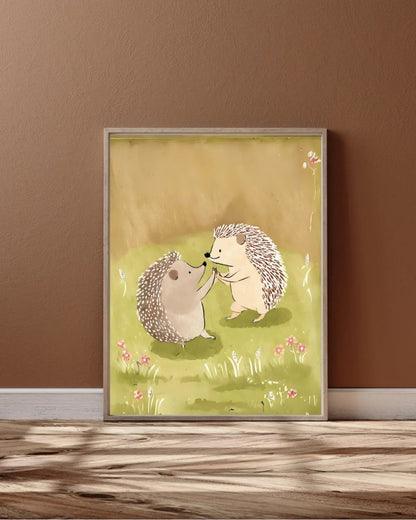 Minimalist bebek odası dekorasyonu için masalsı kirpi temalı çerçeveli tablo kullanım örneği