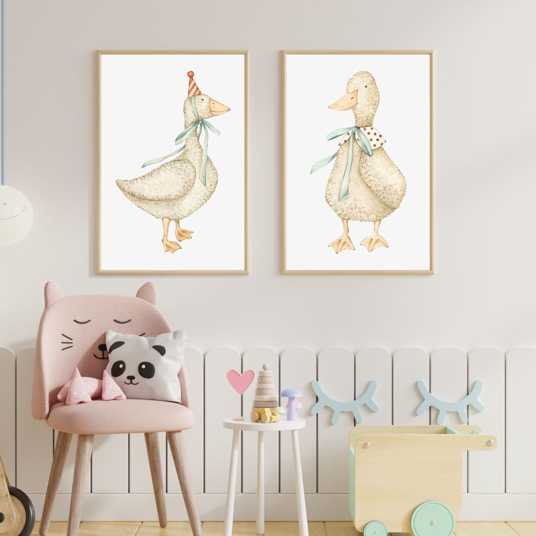 Estetik bebek odası dekorasyonu için ördek temalı 2'li çerçeveli poster kullanım örneği