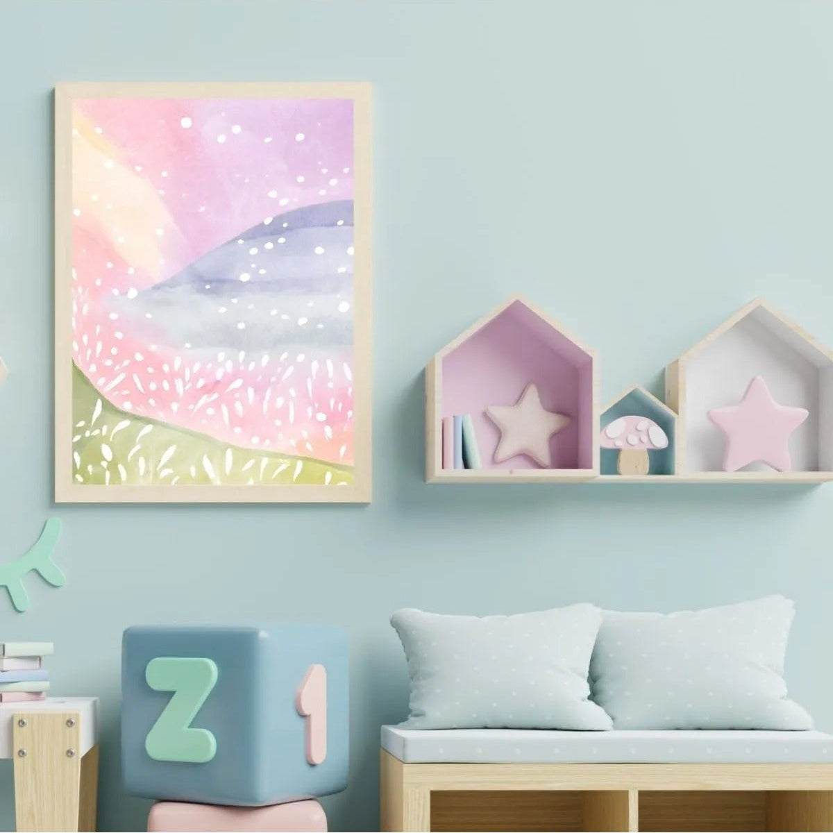 İskandinav tarzı bebek odası dekorasyonu için pastel tonlarda ikili çerçeveli tablo kullanım örneği