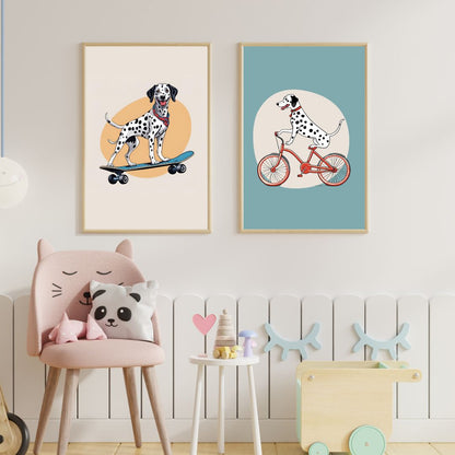 Modern çocuk odası dekorasyonu için hayvan temalı ve sportif ikili çerçeveli poster kullanım örneği
