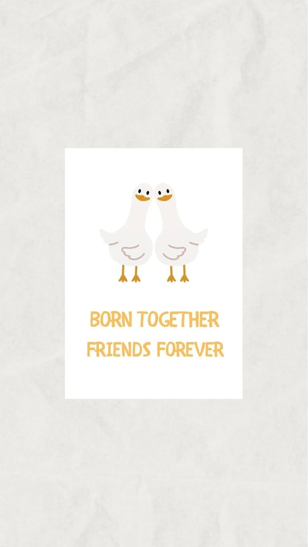 Minimalist bebek odası dekorasyonu için ördek temalı "Born Together" çerçeveli poster kullanım örneği