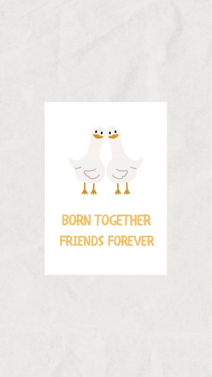Minimalist bebek odası dekorasyonu için ördek temalı "Born Together" çerçeveli poster kullanım örneği