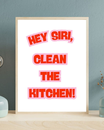 Minimalist mutfak dekorasyonu için Siri temalı canlı renkli çerçeveli poster kullanım örneği