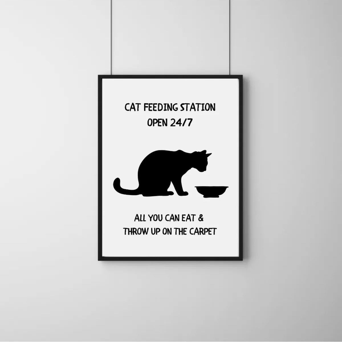 Modern ev dekorasyonu ve kedi mama alanı için esprili kedi temalı çerçeveli poster kullanım örneği