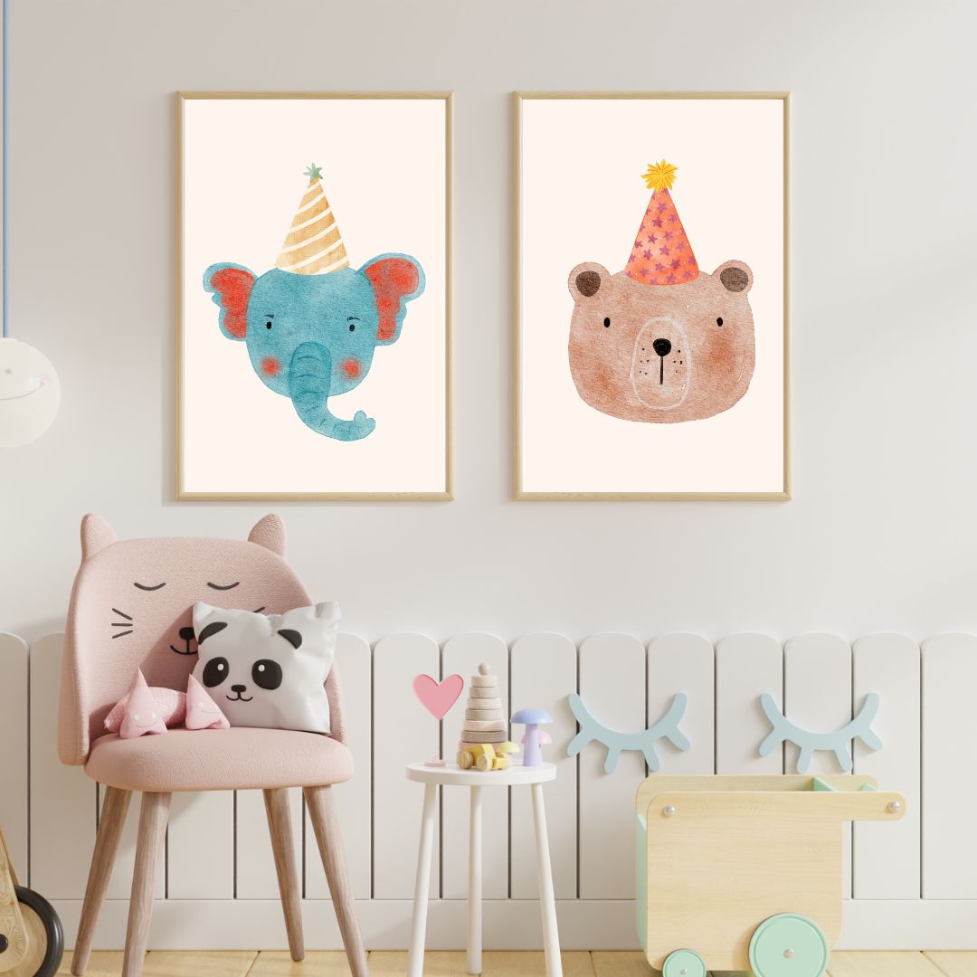 Modern bir bebek odası dekorasyonunda doğal ahşap çerçeveli hayvan figürlü 2'li poster kullanımı
