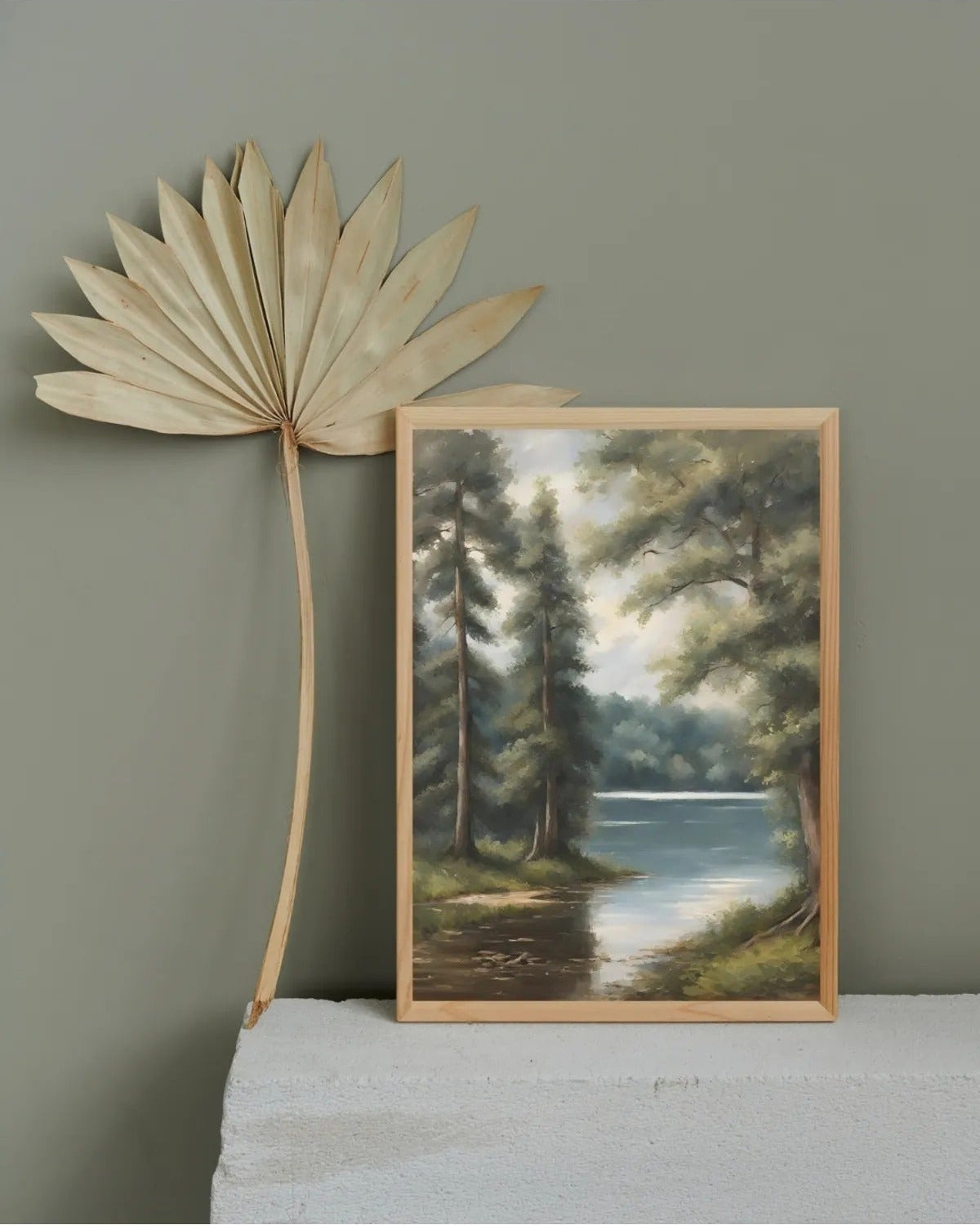 Hardal sarısı ve beyaz duvarlı modern salon dekorasyonu için empresyonist 2'li çerçeveli poster kullanım örneği