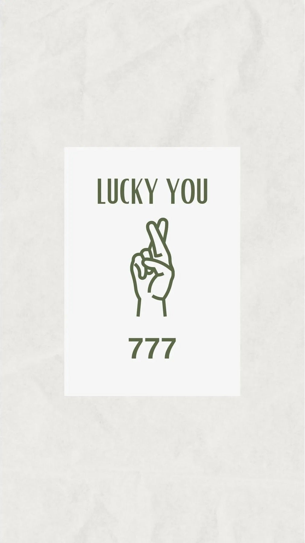 Modern yeşil duvarlı salon dekorasyonu için şans temalı çerçeveli poster kullanım örneği