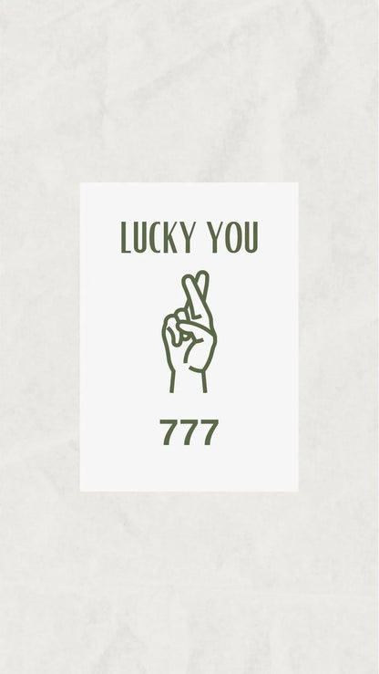 Modern yeşil duvarlı salon dekorasyonu için şans temalı çerçeveli poster kullanım örneği