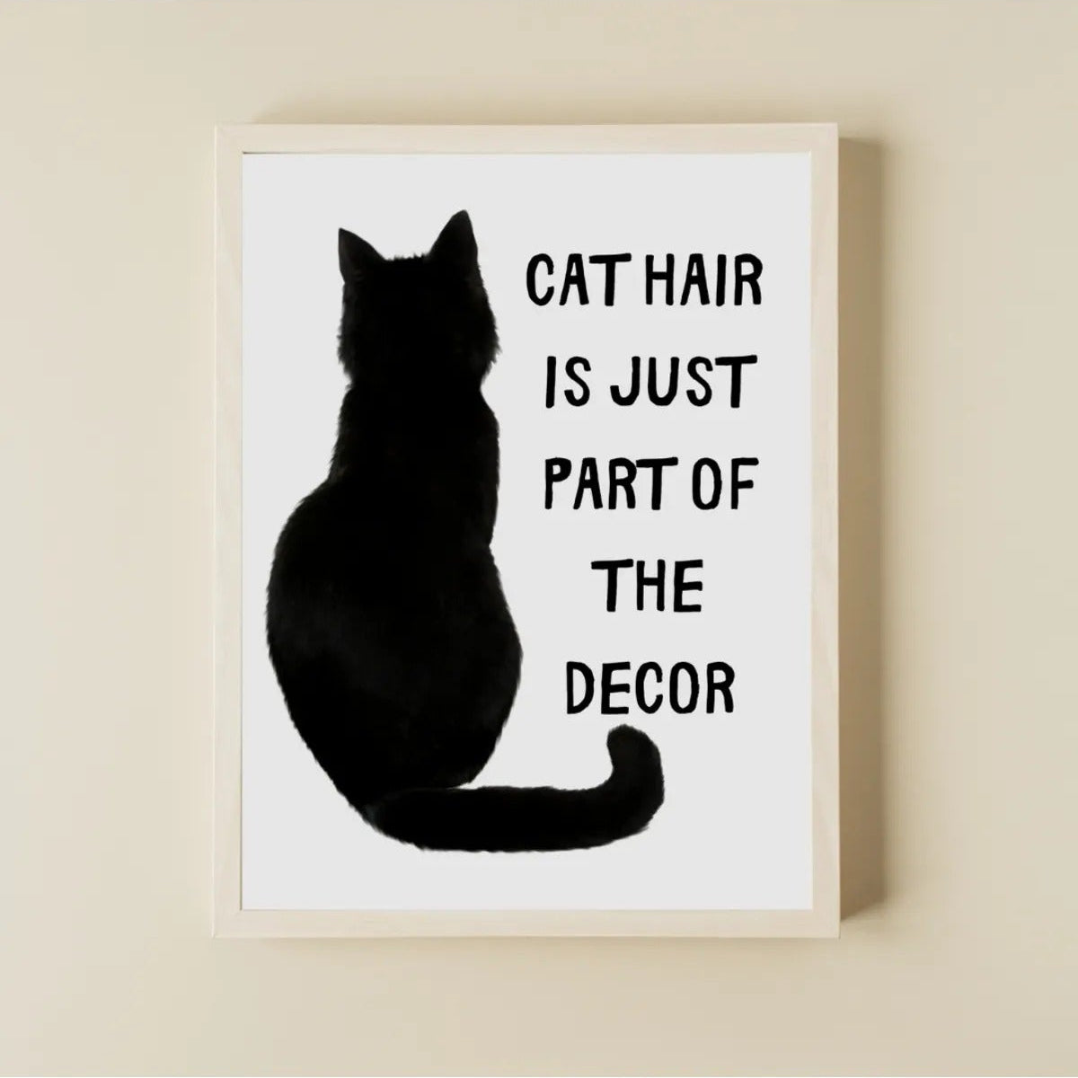 Modern bir salon dekorasyonu için kedi temalı esprili çerçeveli tablo kullanım örneği