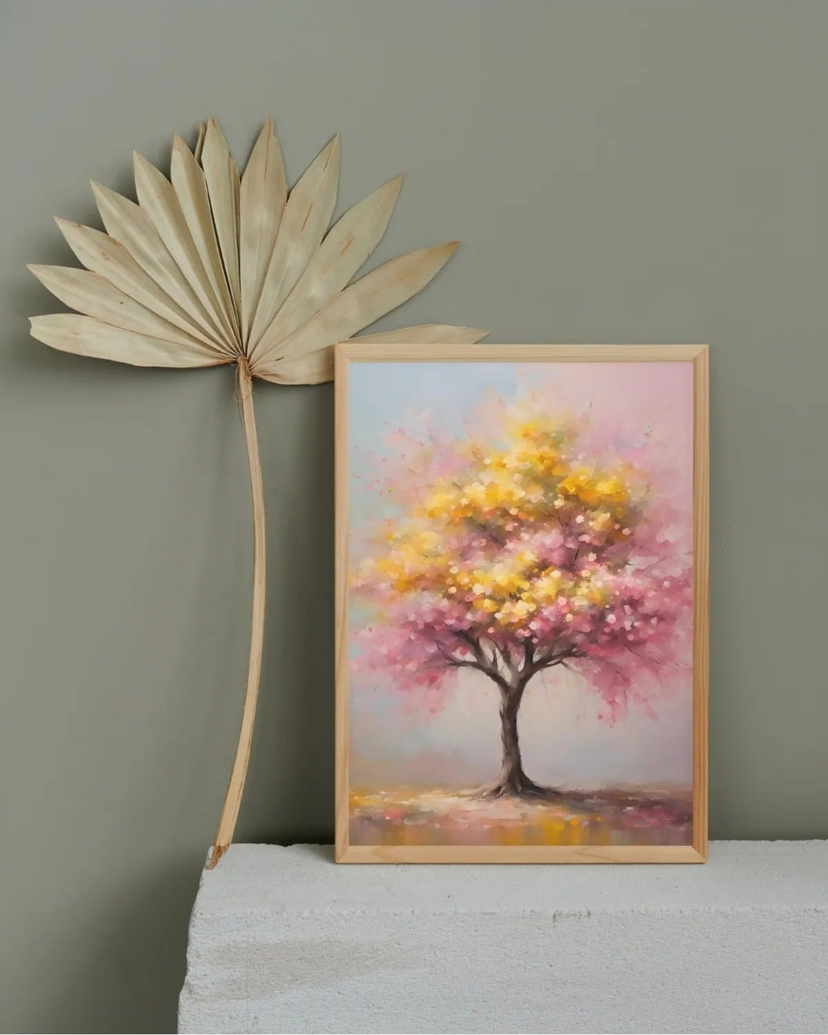 Hardal sarısı duvarlı modern salon dekorasyonu için sanatsal doğa temalı 2'li çerçeveli poster kullanım örneği