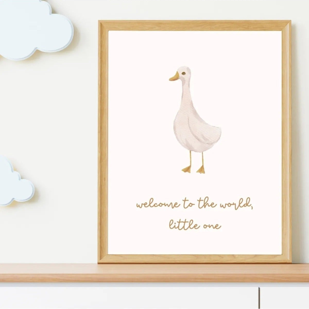 Taba rengi arka plan üzerinde beyaz ördek ayak izi illüstrasyonu sanatsal baskı detay çekimi