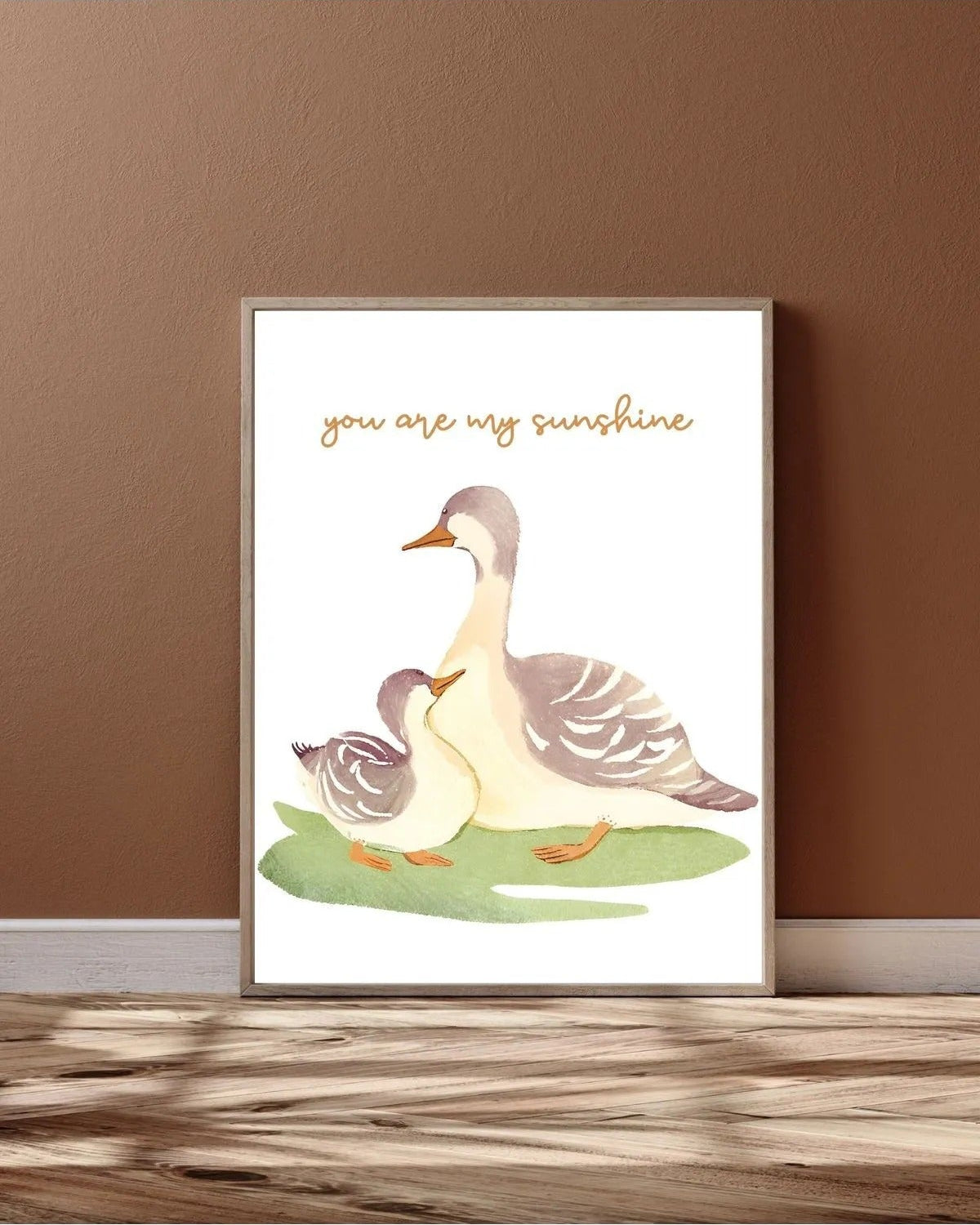 Modern nursery ve bebek odası dekorasyonu için ördekli dere manzaralı çerçeveli tablo kullanım örneği